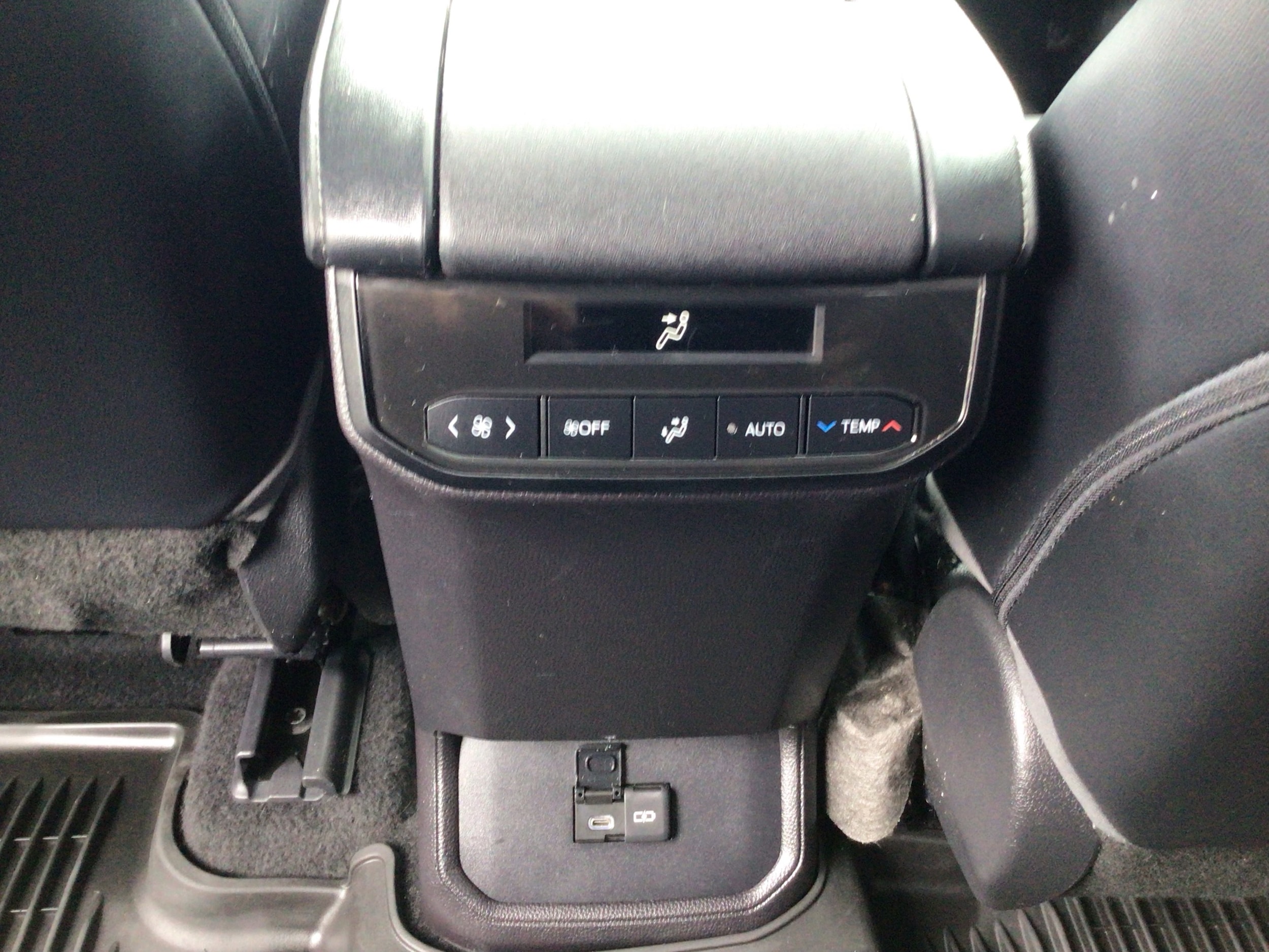 2022 Toyota Highlander XLE - Photo 19