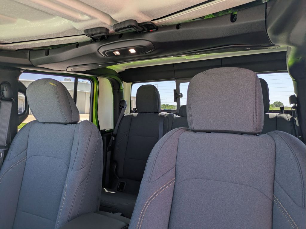 2025 Jeep Gladiator Willys - Photo 12