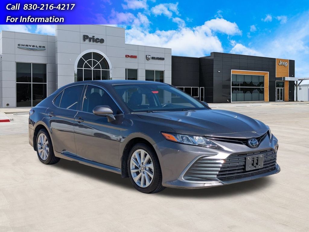 2023 Toyota Camry LE's photo