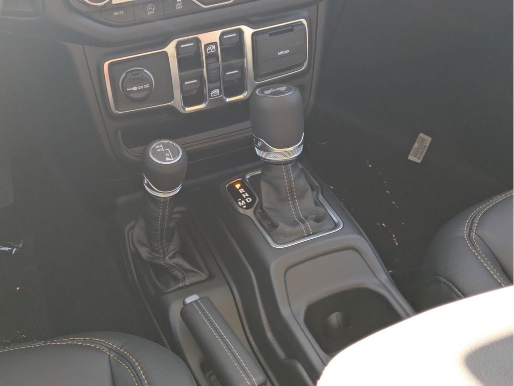 2025 Jeep Wrangler 4-Door Sahara - Photo 16