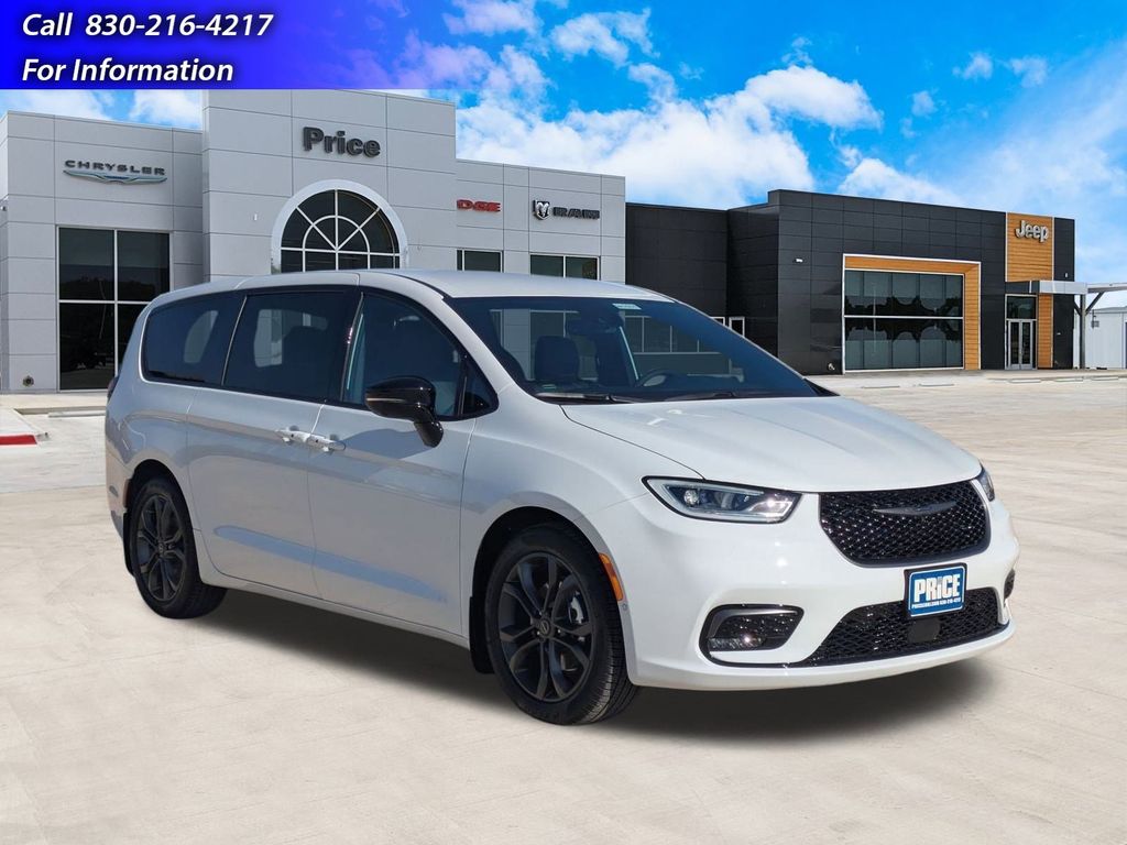 2026 Chrysler Pacifica Select's photo