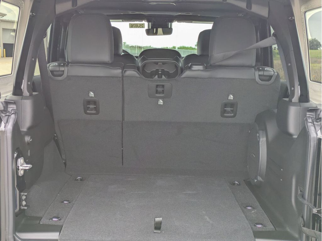 2025 Jeep Wrangler 4-Door Sahara - Photo 19