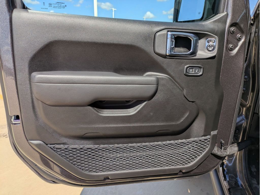2025 Jeep Wrangler 4-Door Willys - Photo 11