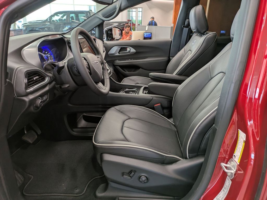 2026 Chrysler Pacifica Limited - Photo 9