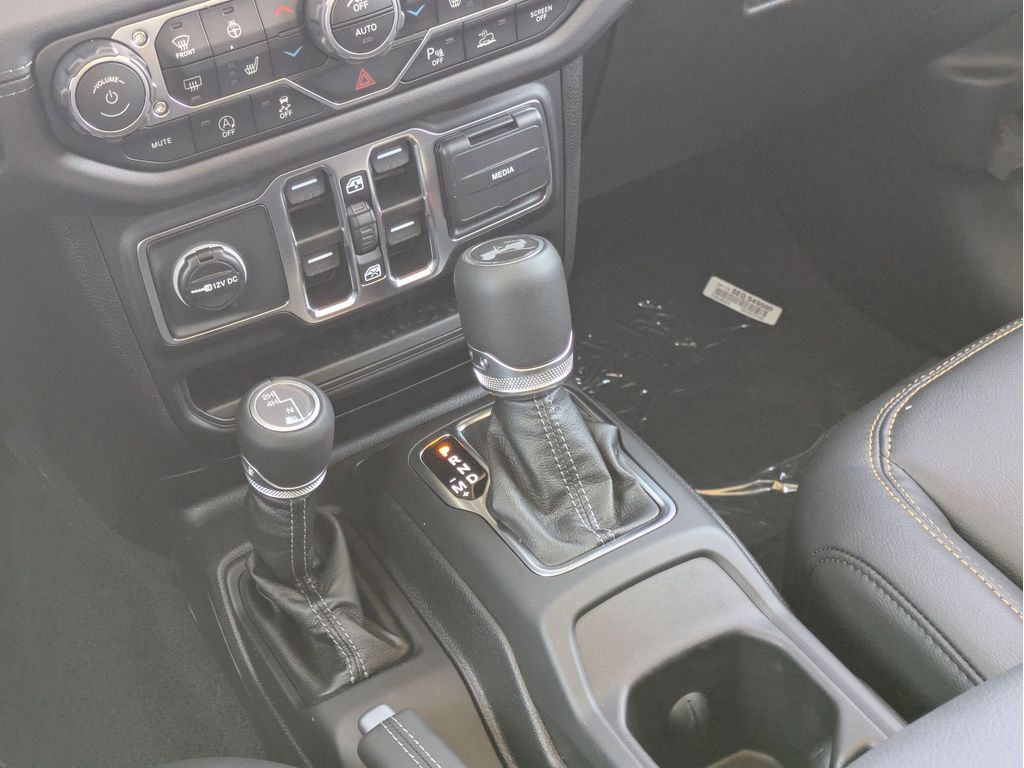 2025 Jeep Wrangler 4-Door Sahara - Photo 15