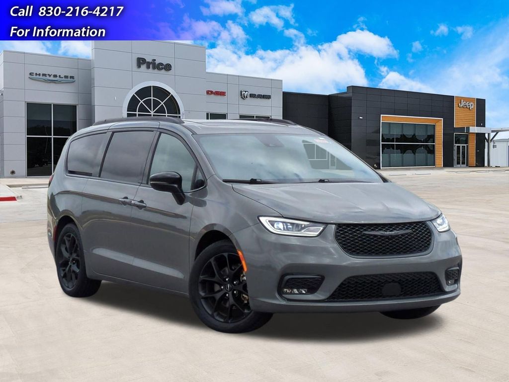 2025 Chrysler Pacifica Limited's photo