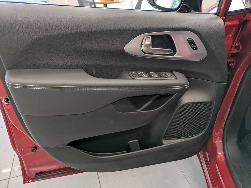 2026 Chrysler Pacifica Limited - Photo 11