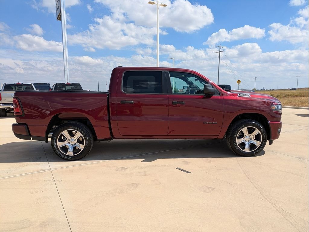 New 2026 Ram 1500 EXPRESS CREW CAB 4X2 5'7 BOX Pickup