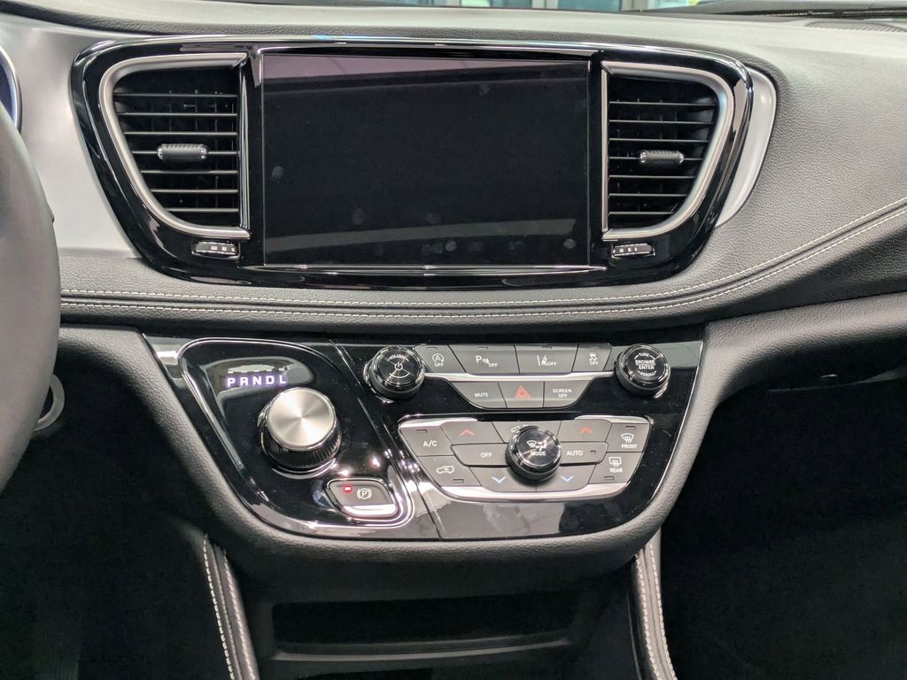 2026 Chrysler Pacifica Limited - Photo 17