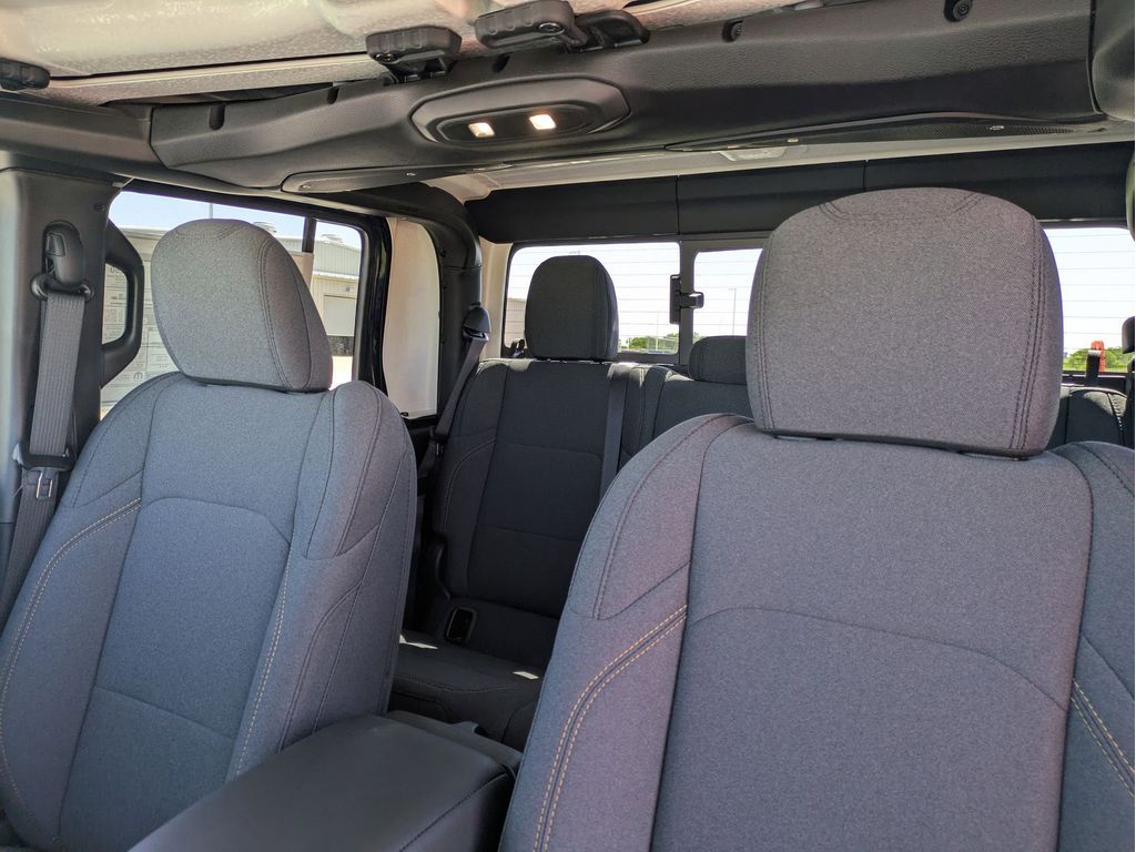 2025 Jeep Gladiator Willys - Photo 12