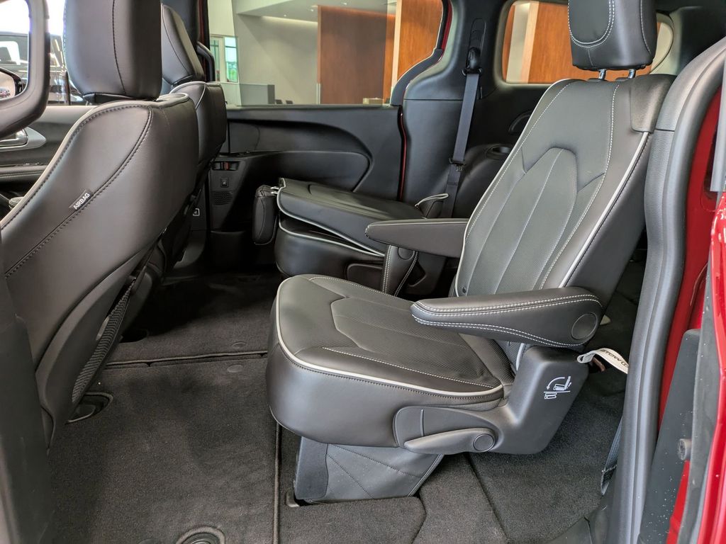 2026 Chrysler Pacifica Limited - Photo 14