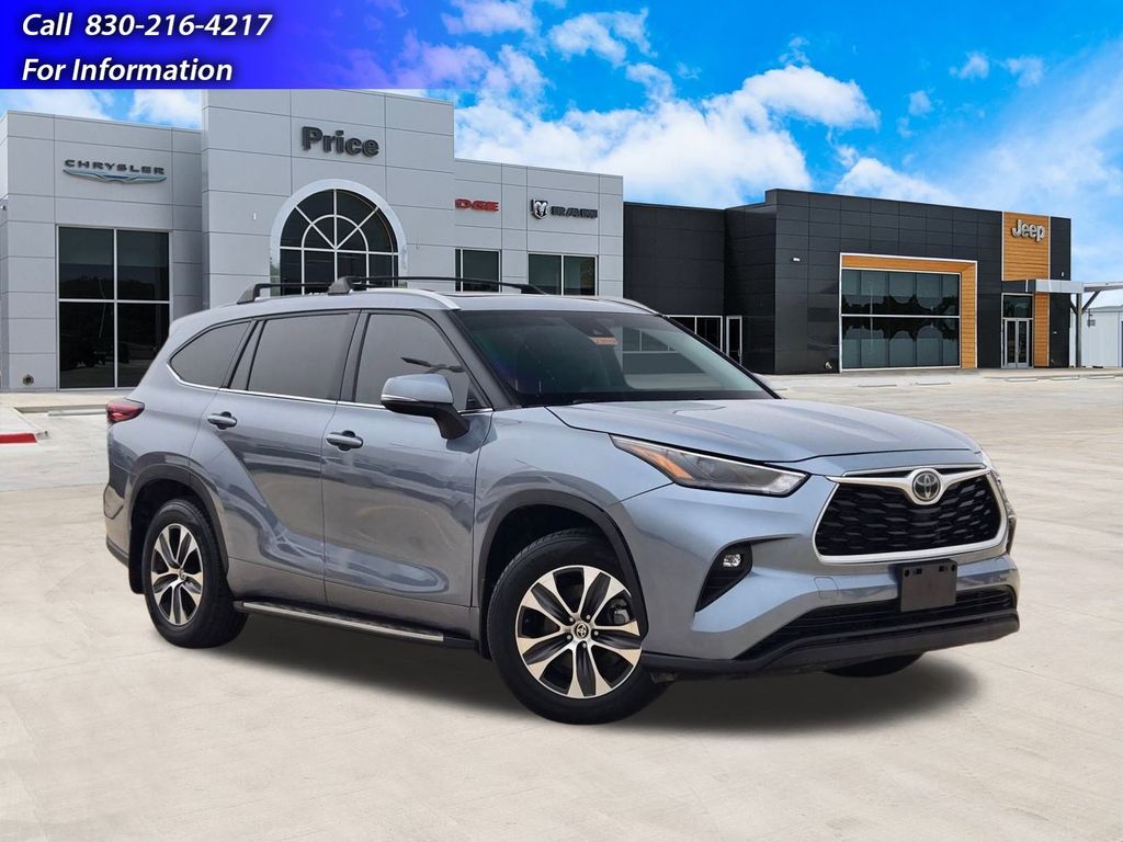 2022 Toyota Highlander XLE's photo