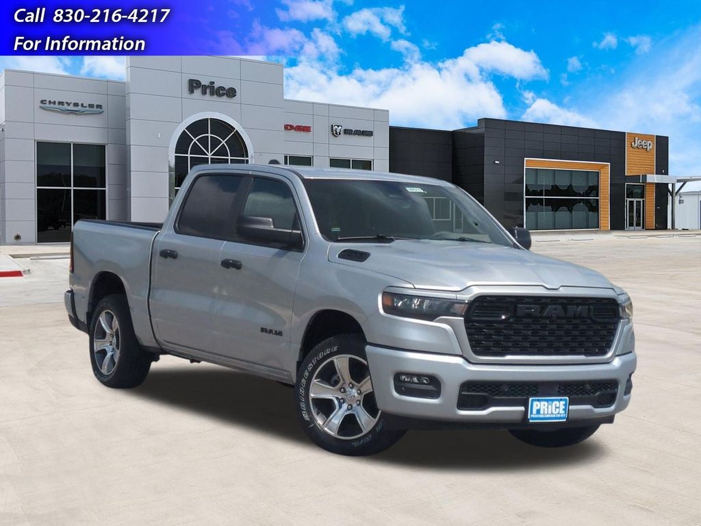 New 2026 Ram 1500 EXPRESS CREW CAB 4X4 5'7 BOX