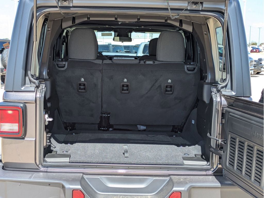 2025 Jeep Wrangler 4-Door Willys - Photo 19