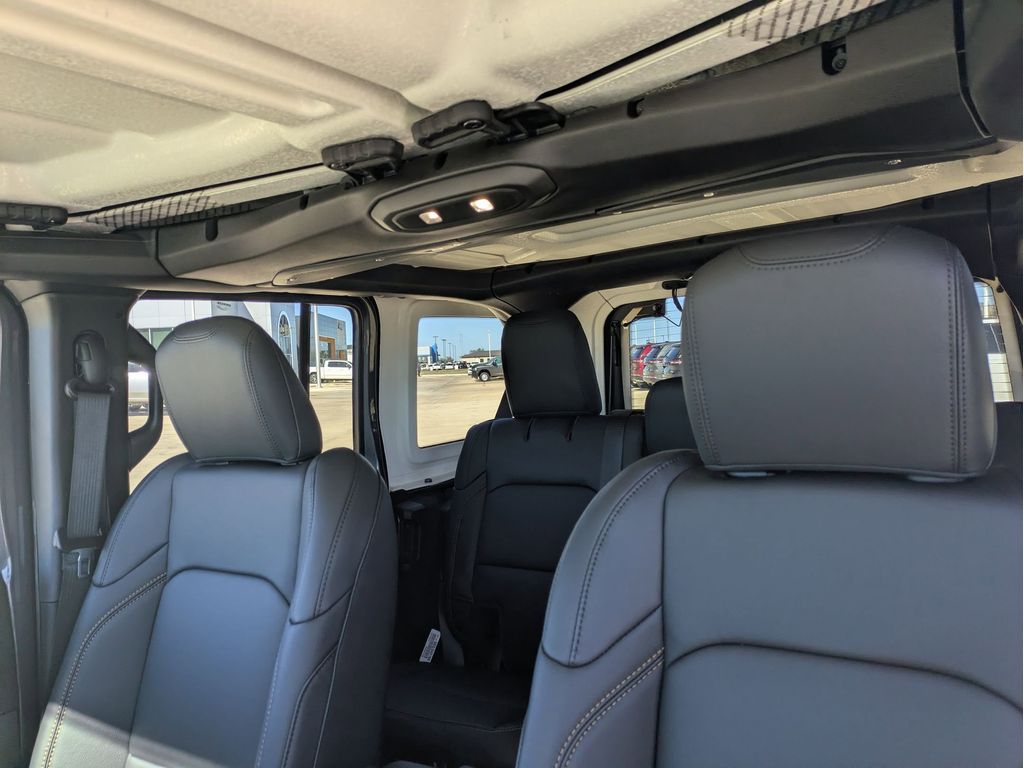 2025 Jeep Wrangler 4-Door Sahara - Photo 12