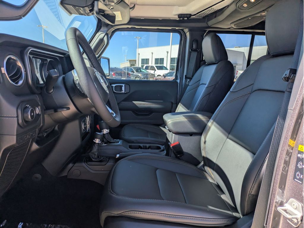 2025 Jeep Wrangler 4-Door Sahara - Photo 9