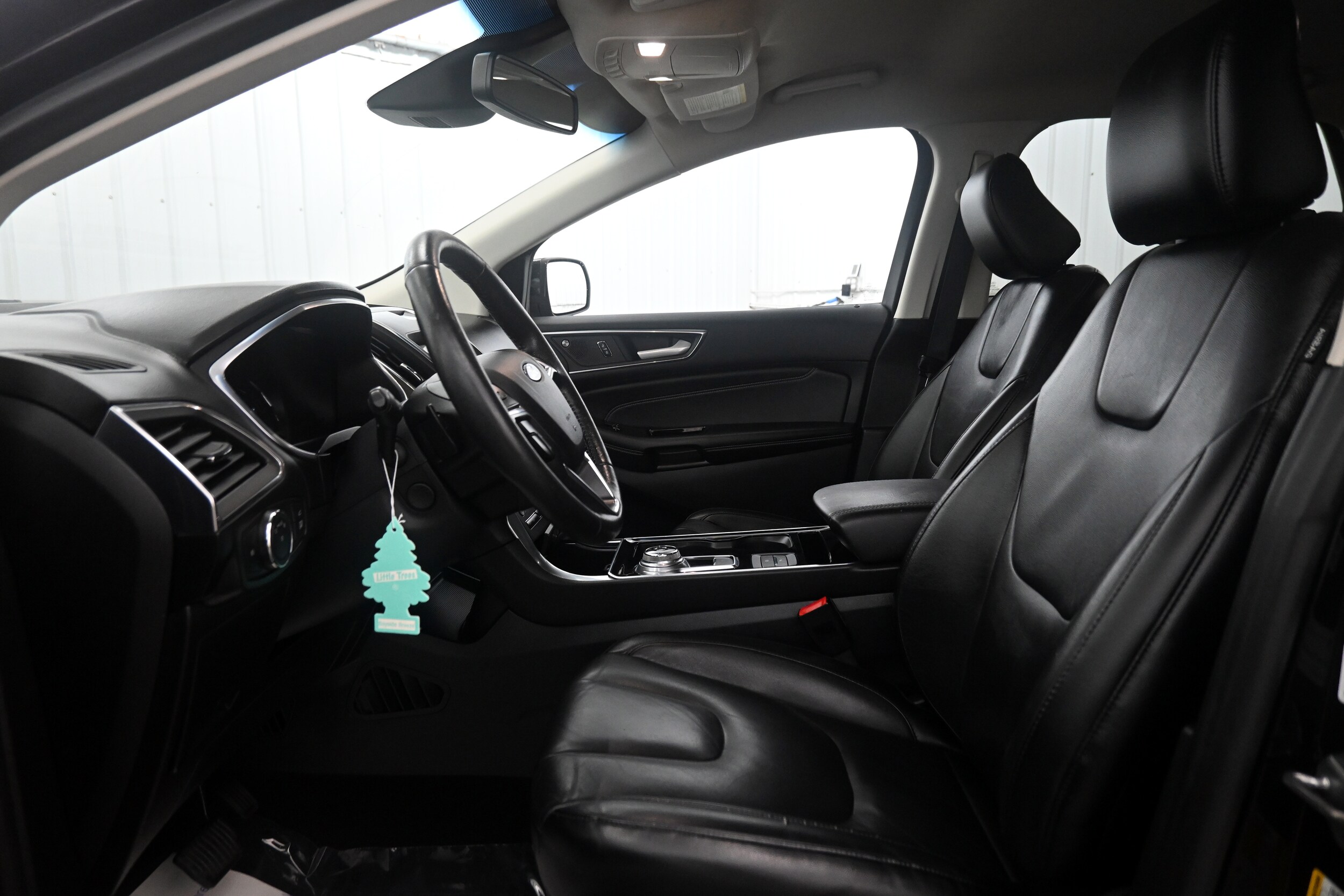 2020 Ford Edge Titanium photo 2