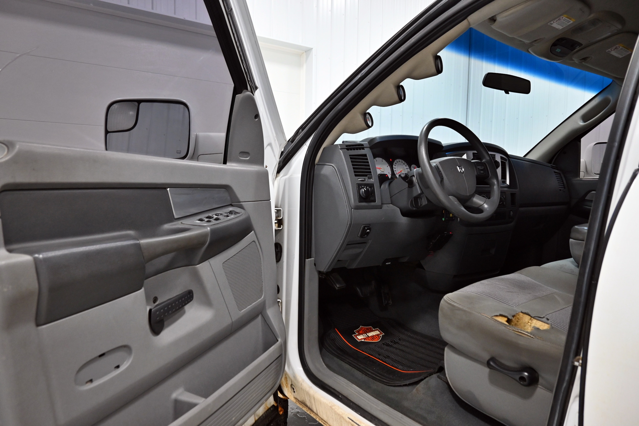 View vehicle photo 3