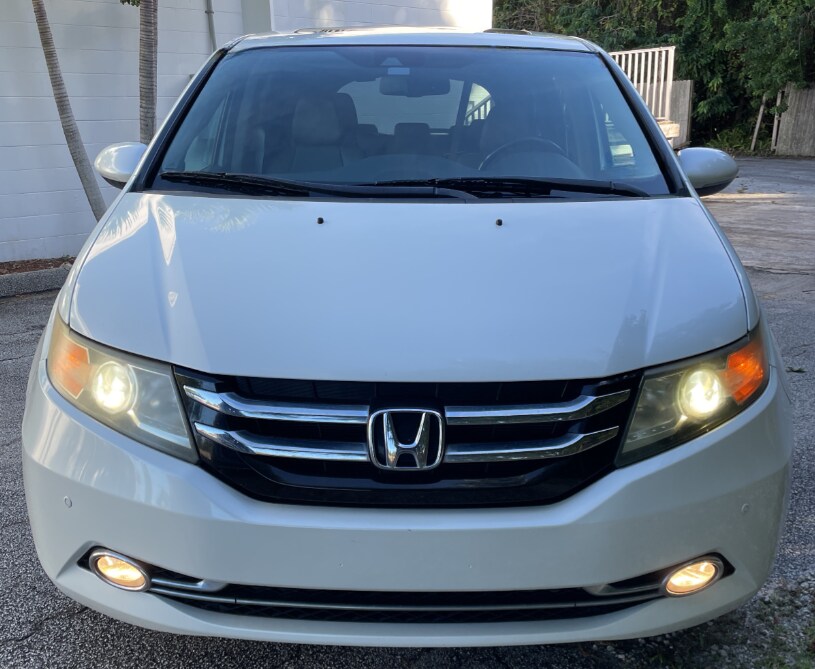 2016 Honda Odyssey Touring Elite photo 2