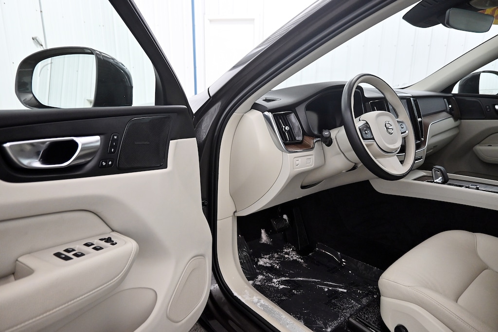 Used 2022 Volvo XC60 B5 Momentum SUV