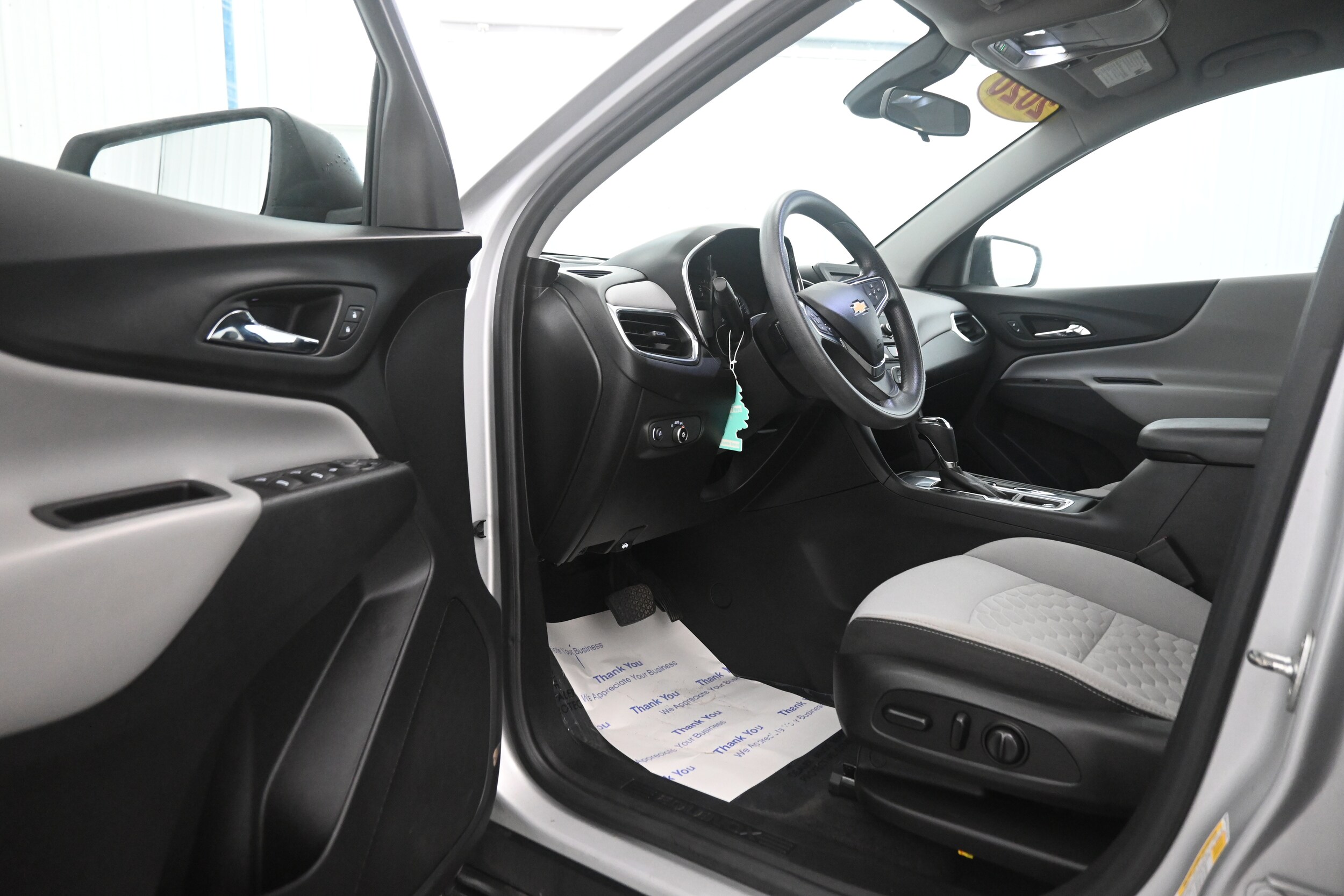 2020 Chevrolet Equinox LS photo 2