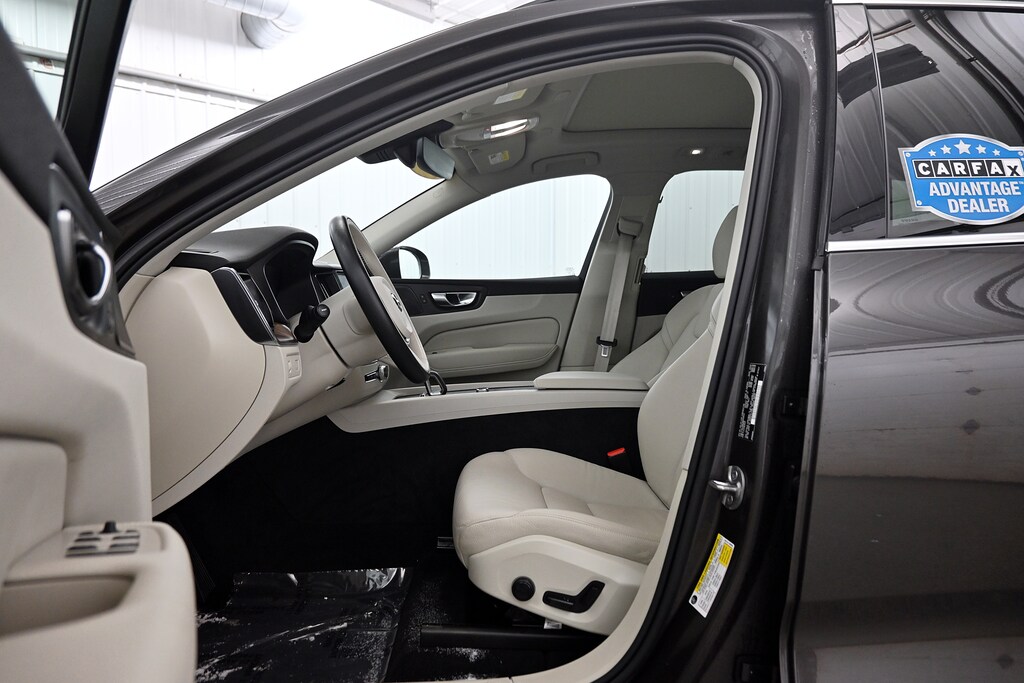 Used 2022 Volvo XC60 B5 Momentum SUV