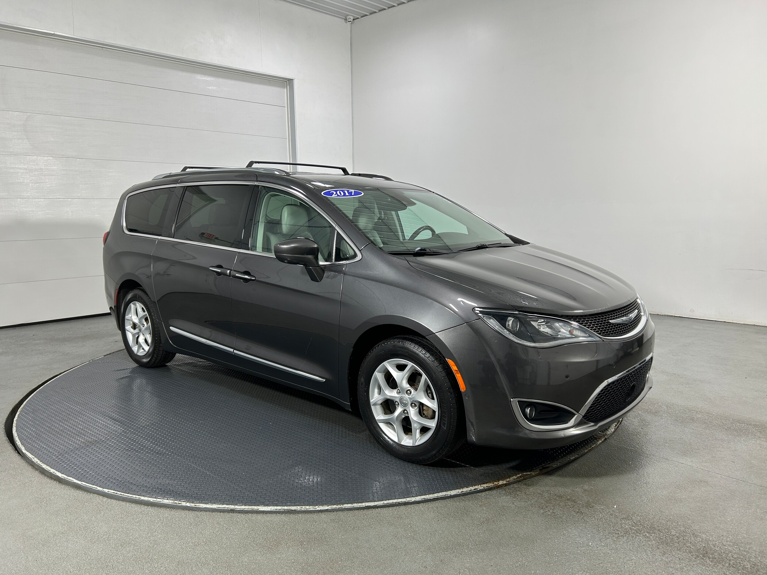 2017 Chrysler Pacifica Touring Plus photo 2