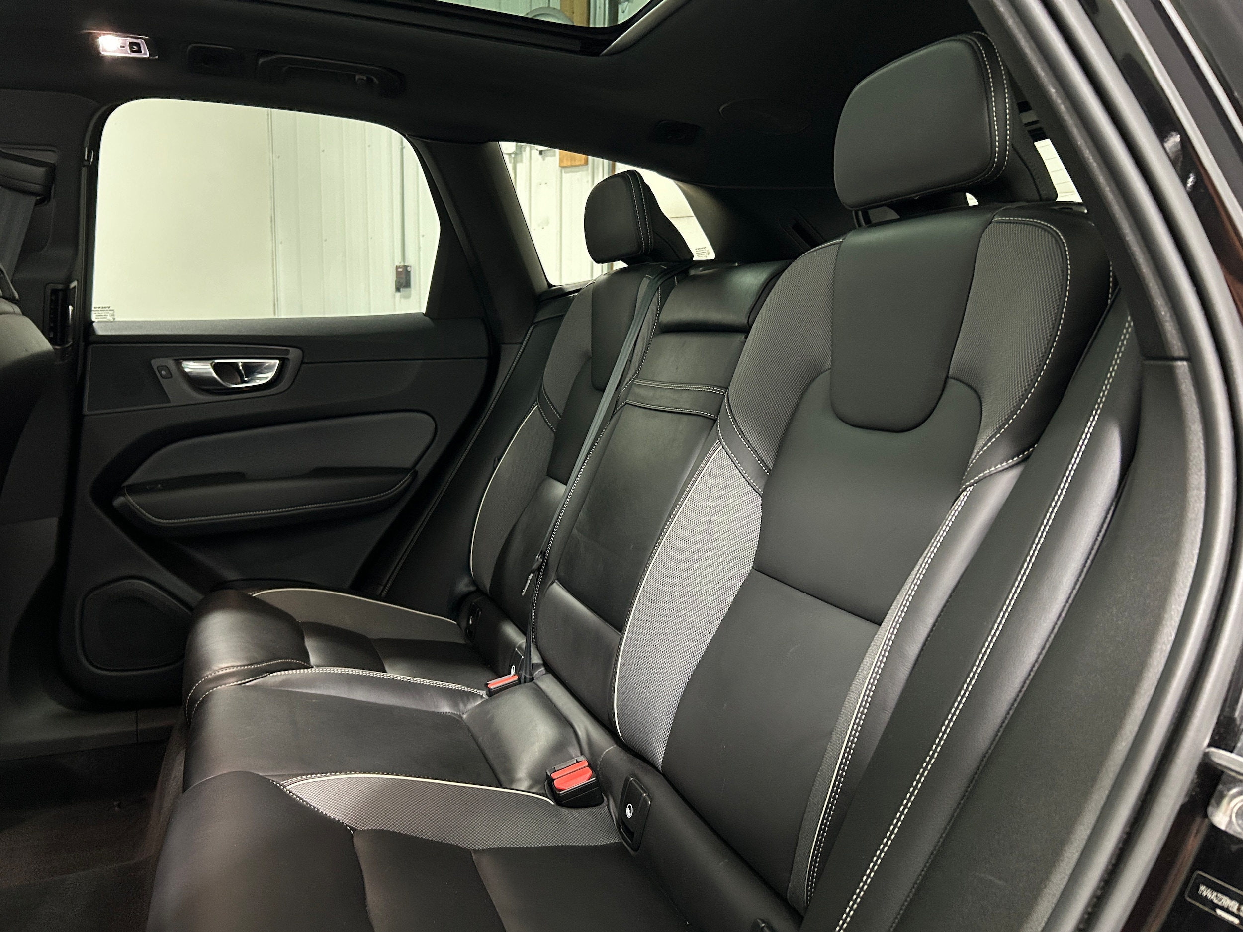 2020 Volvo XC60 R-Design - Photo 29