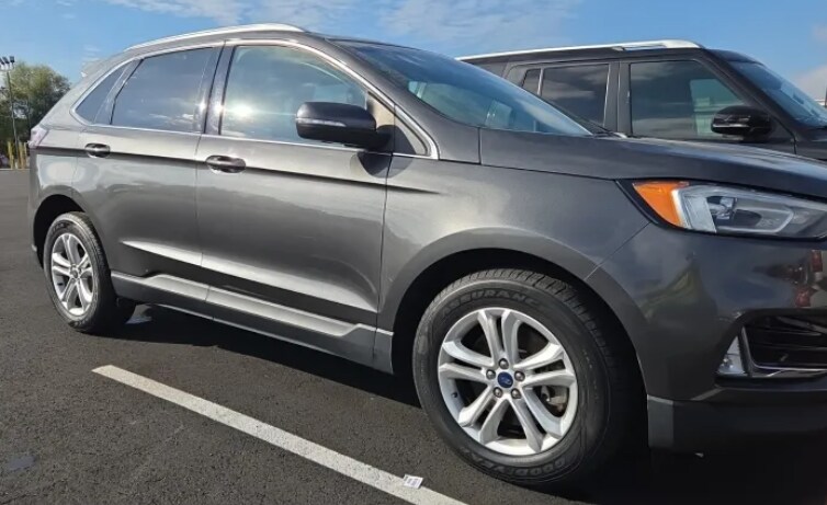 2019 Ford Edge SEL photo 2