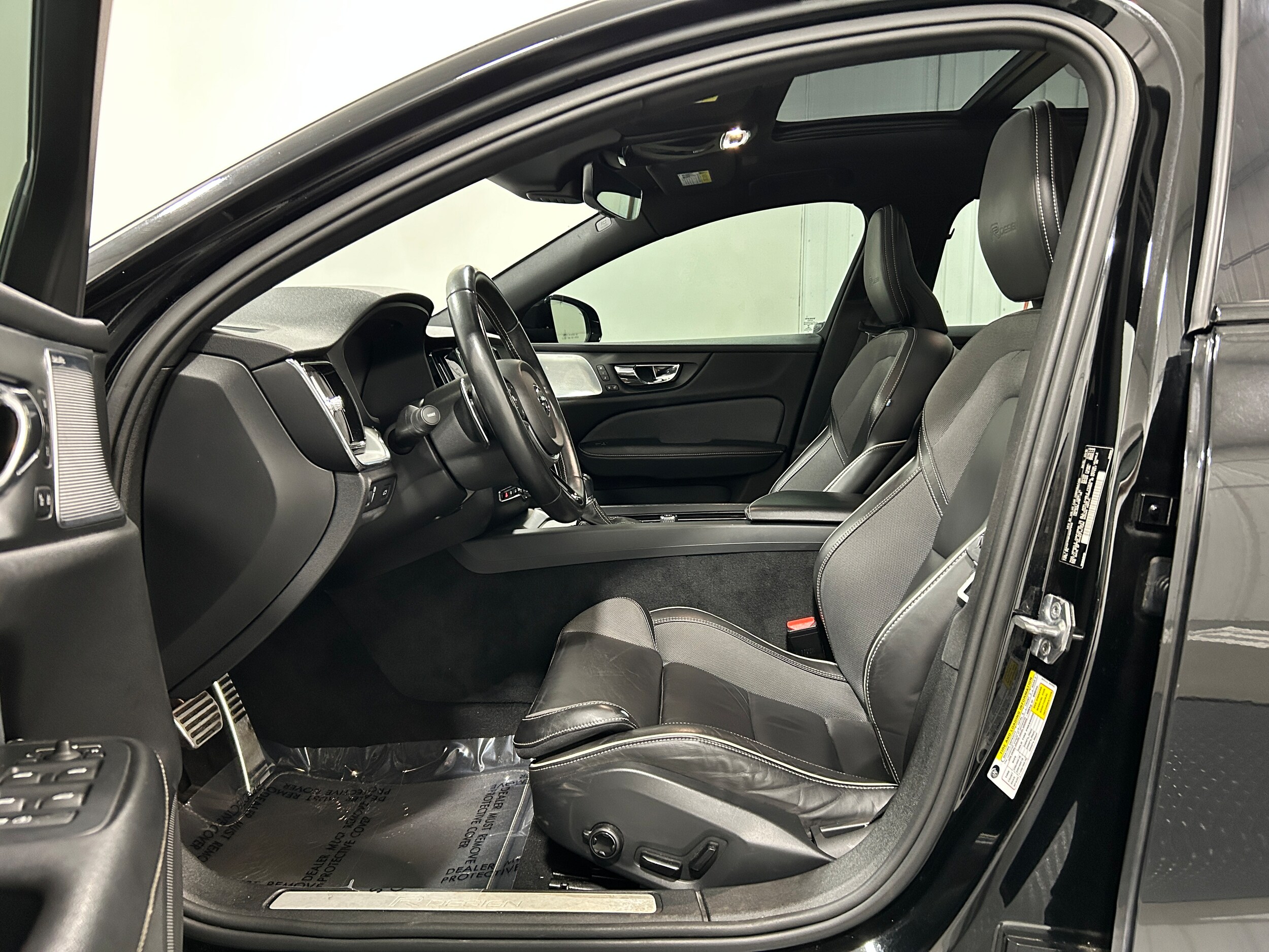2019 Volvo S60 T6 R-Design photo 2