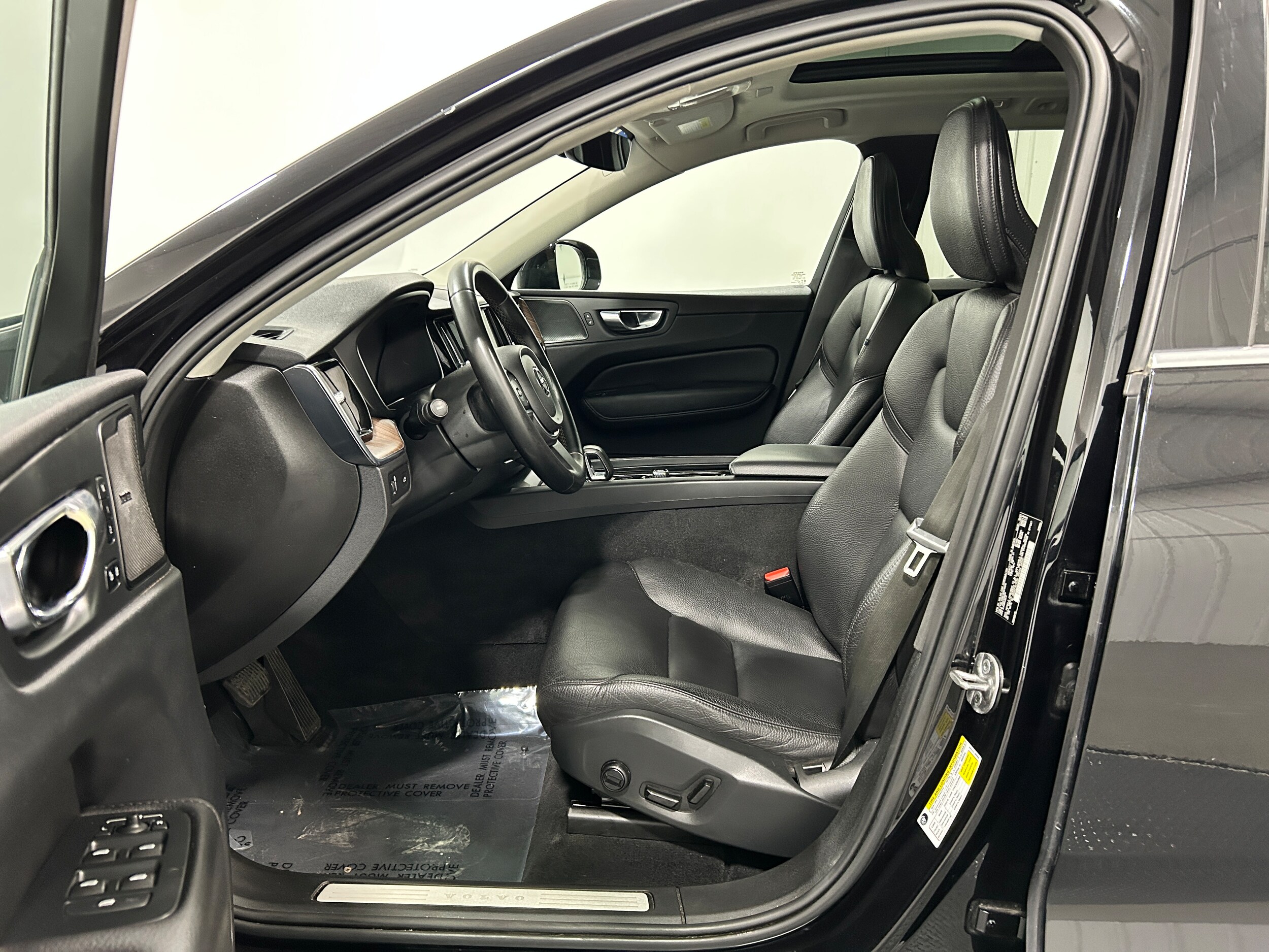 2022 Volvo XC60 B5 Momentum photo 2