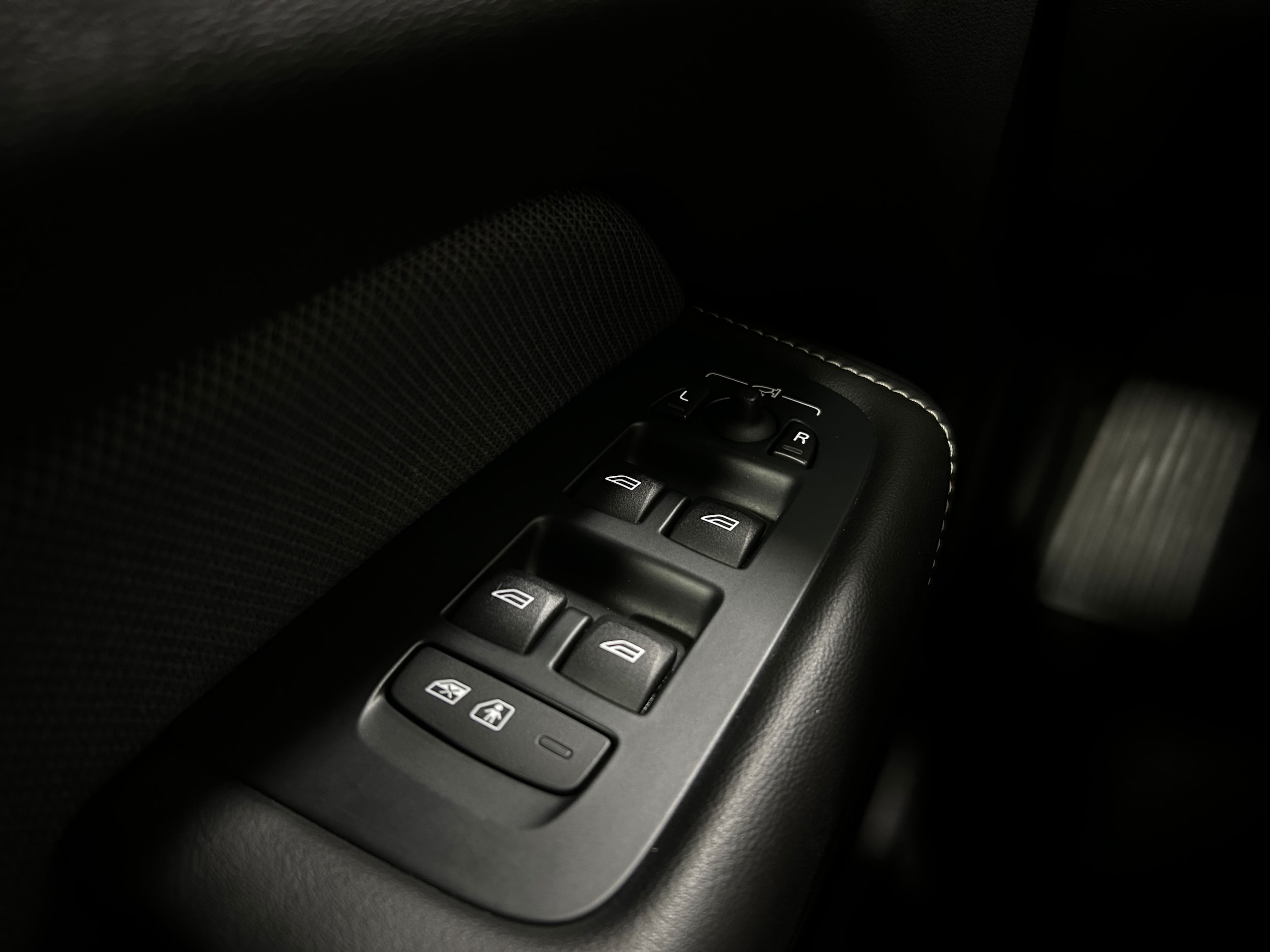 2020 Volvo XC60 R-Design - Photo 23