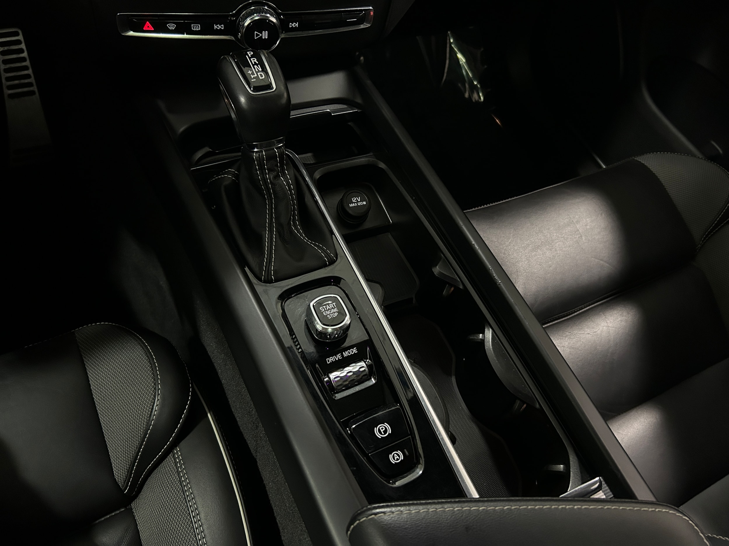 2020 Volvo XC60 R-Design - Photo 9