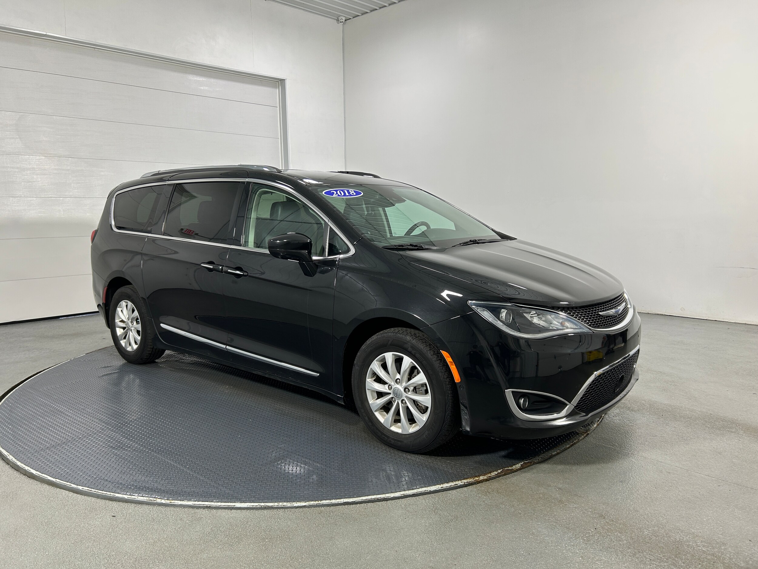 2018 Chrysler Pacifica Touring Plus photo 2