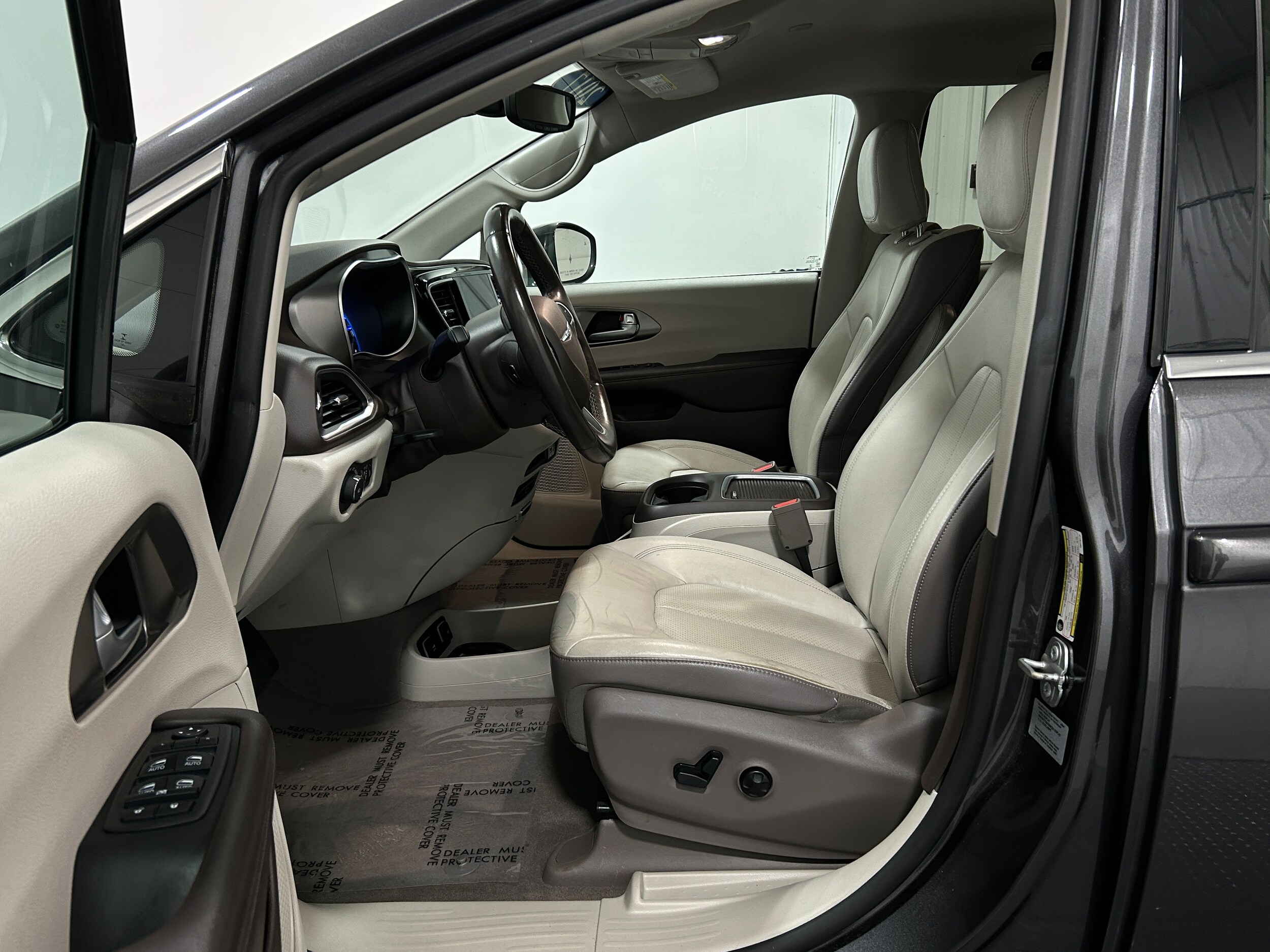 2017 Chrysler Pacifica Touring Plus photo 3