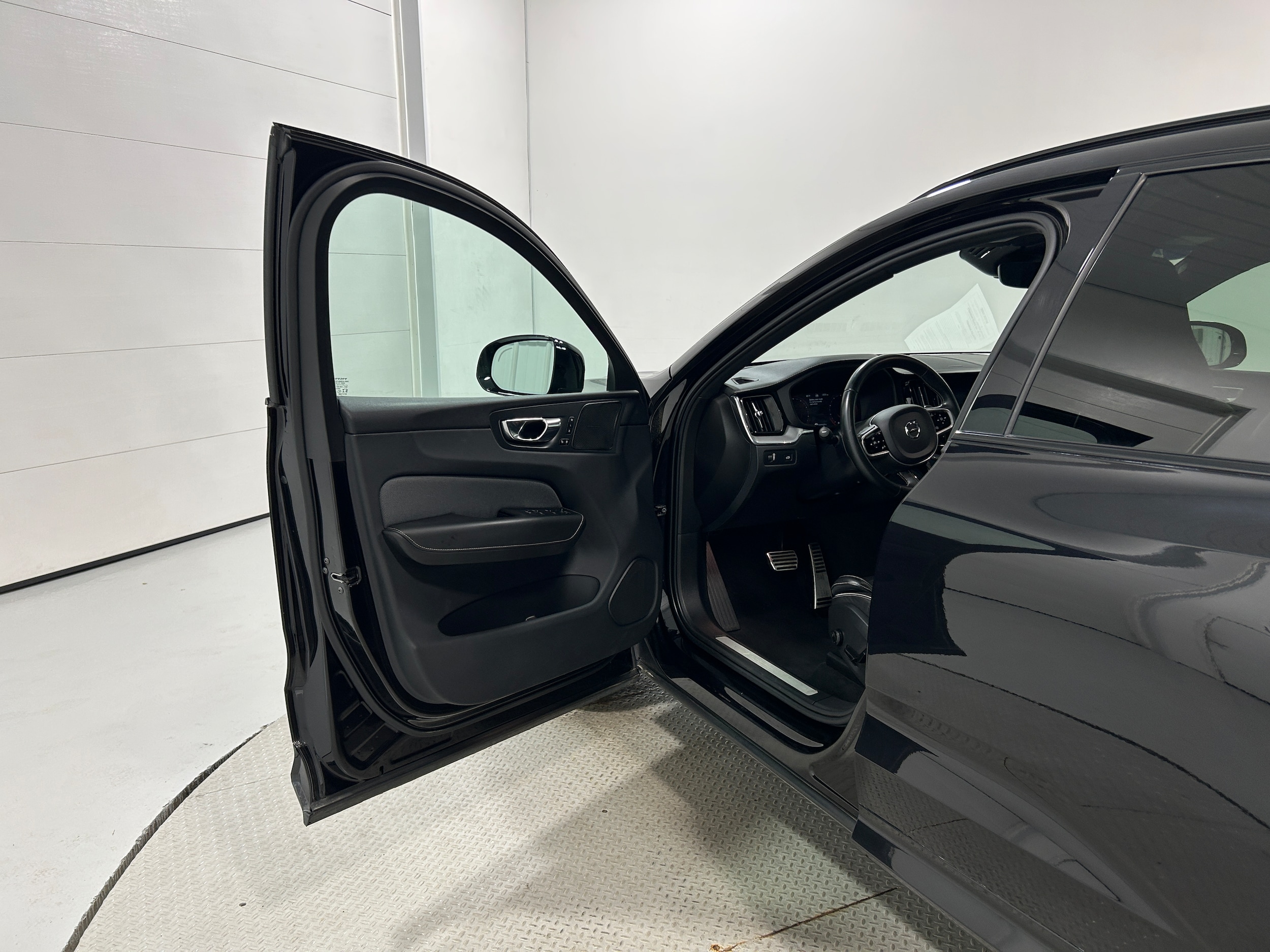2020 Volvo XC60 R-Design - Photo 22
