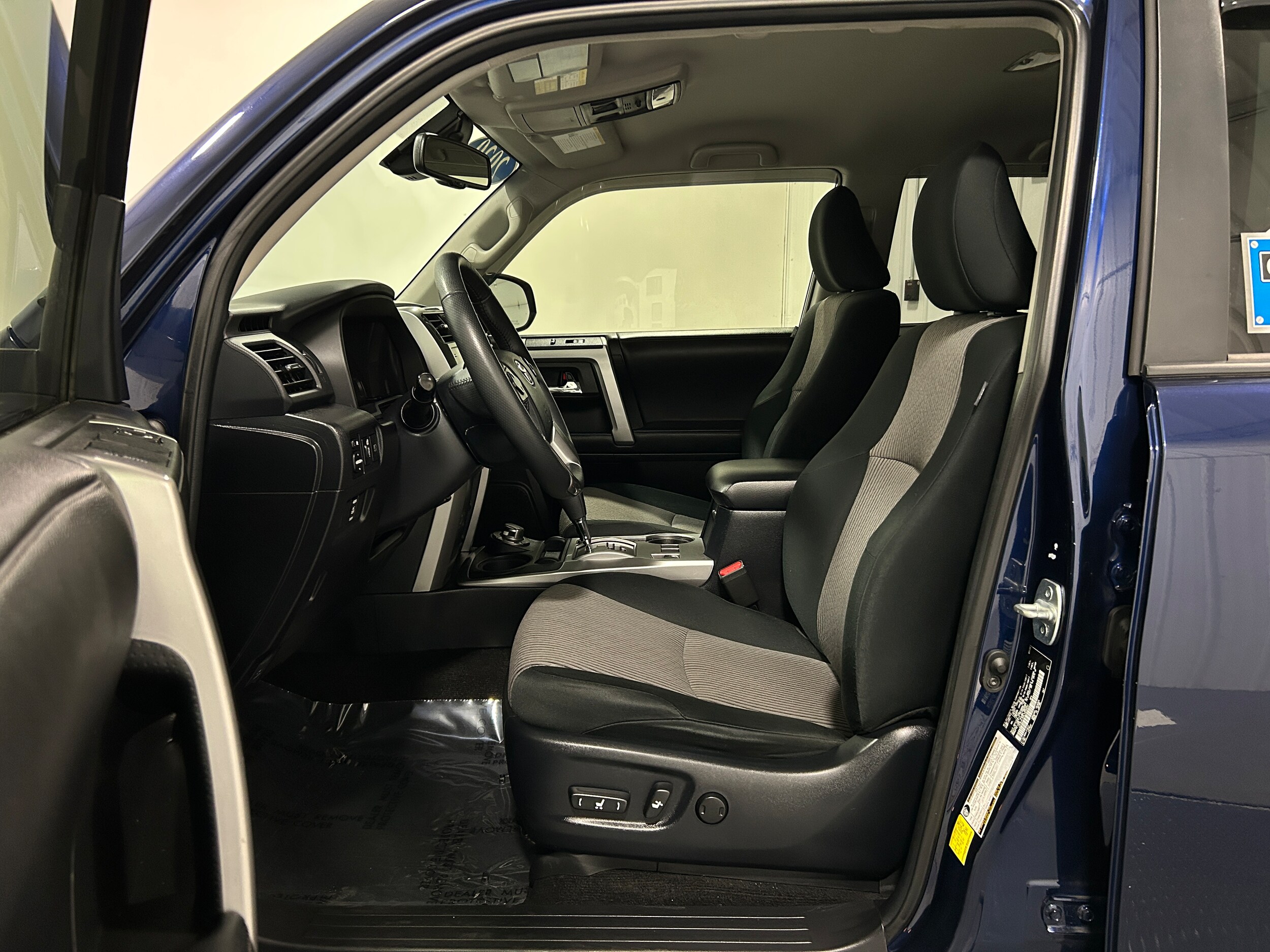 2020 Toyota 4Runner SR5 photo 3