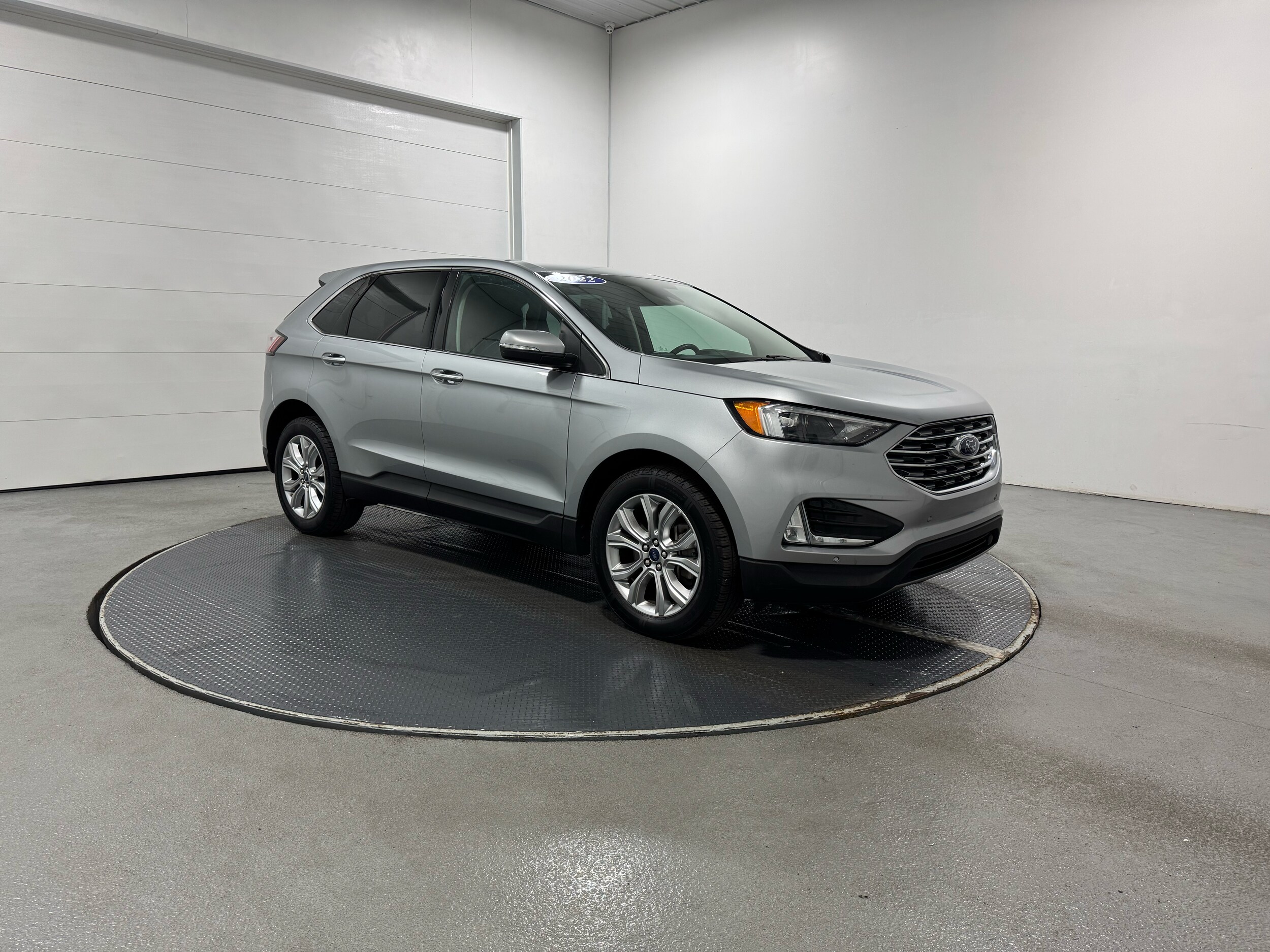 2022 Ford Edge Titanium photo 2