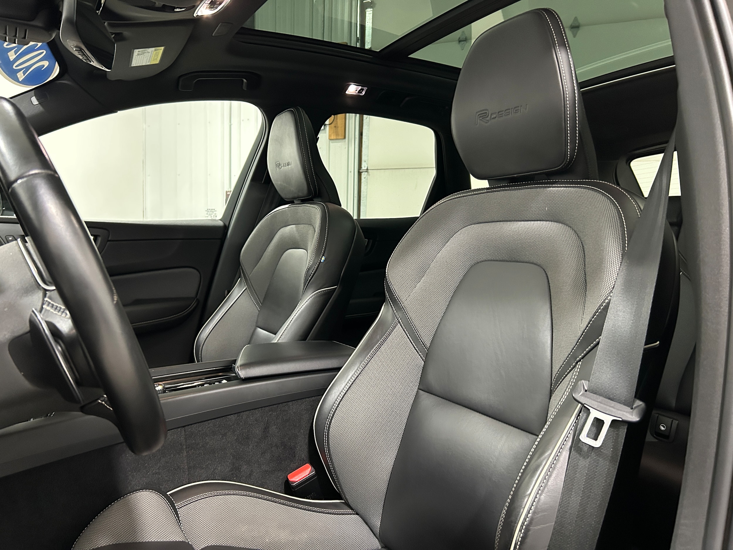2020 Volvo XC60 R-Design - Photo 24