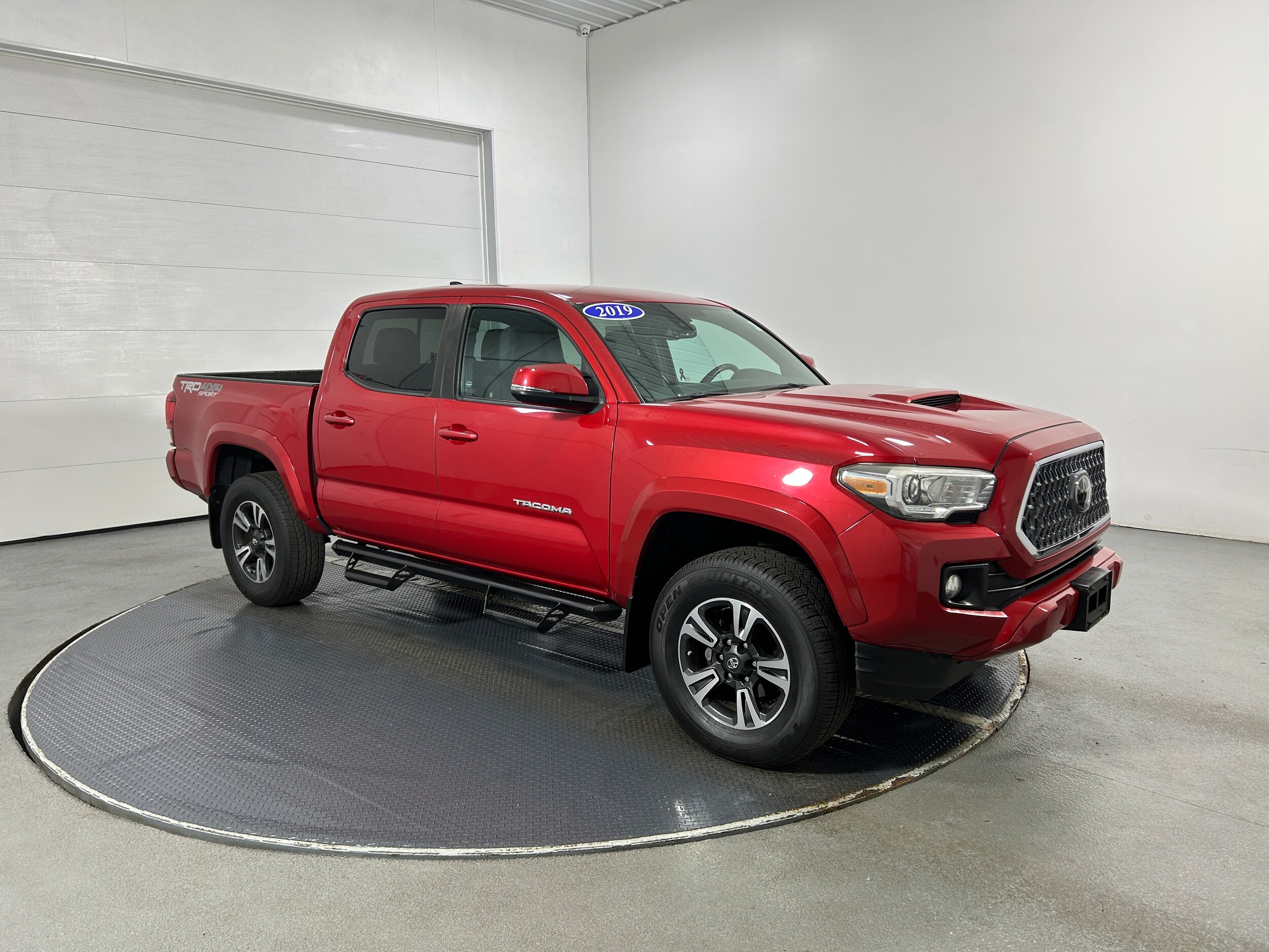 2019 Toyota Tacoma TRD Sport photo 2