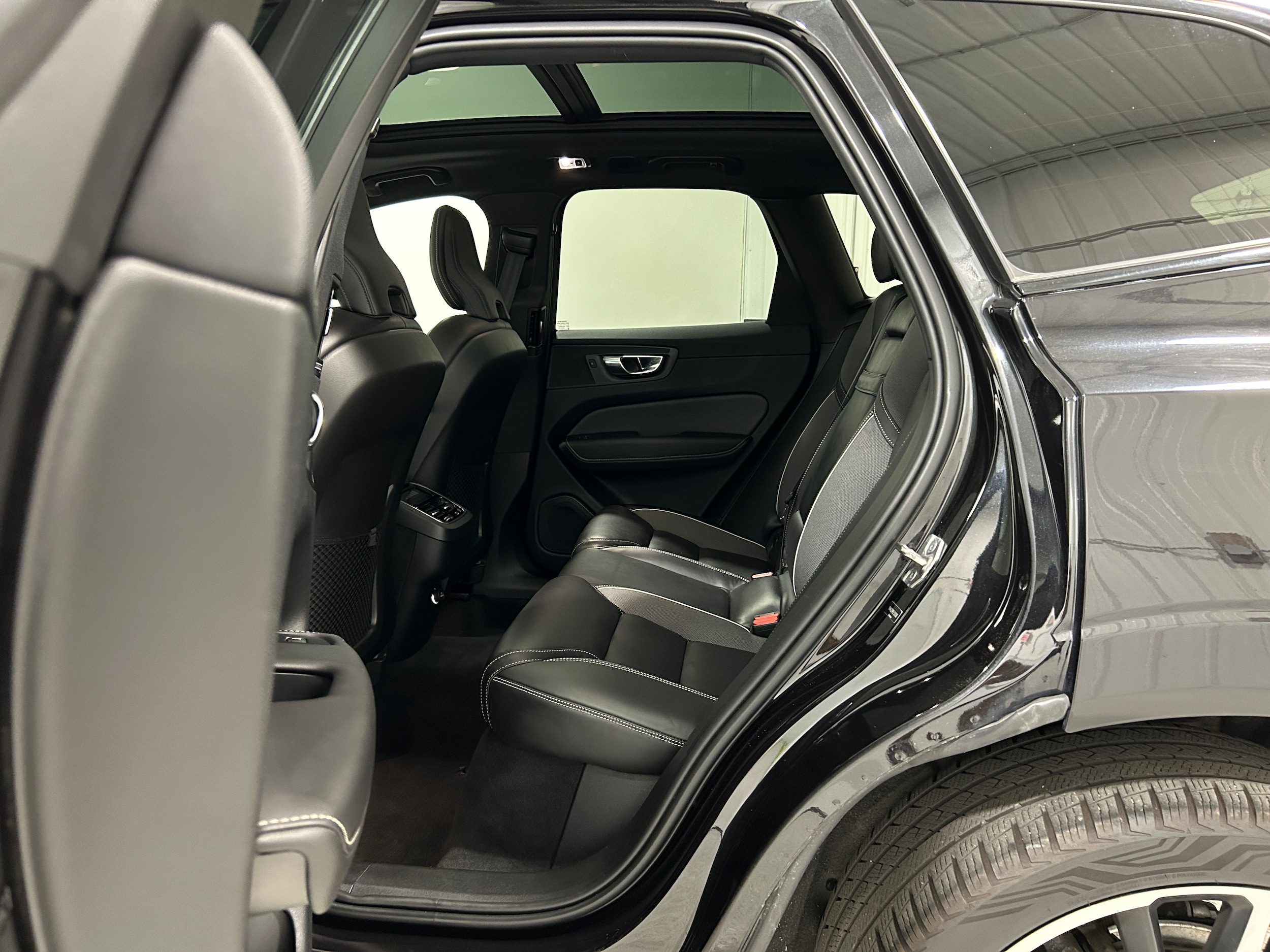 2020 Volvo XC60 R-Design - Photo 28