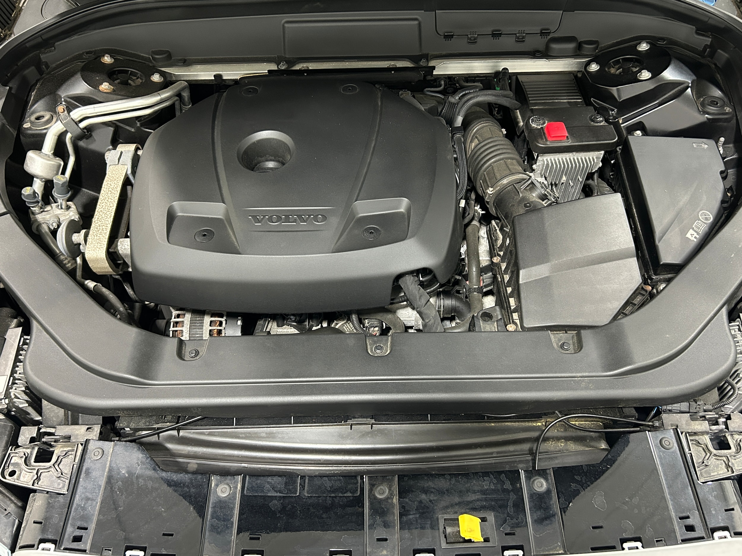 2020 Volvo XC60 R-Design - Photo 17