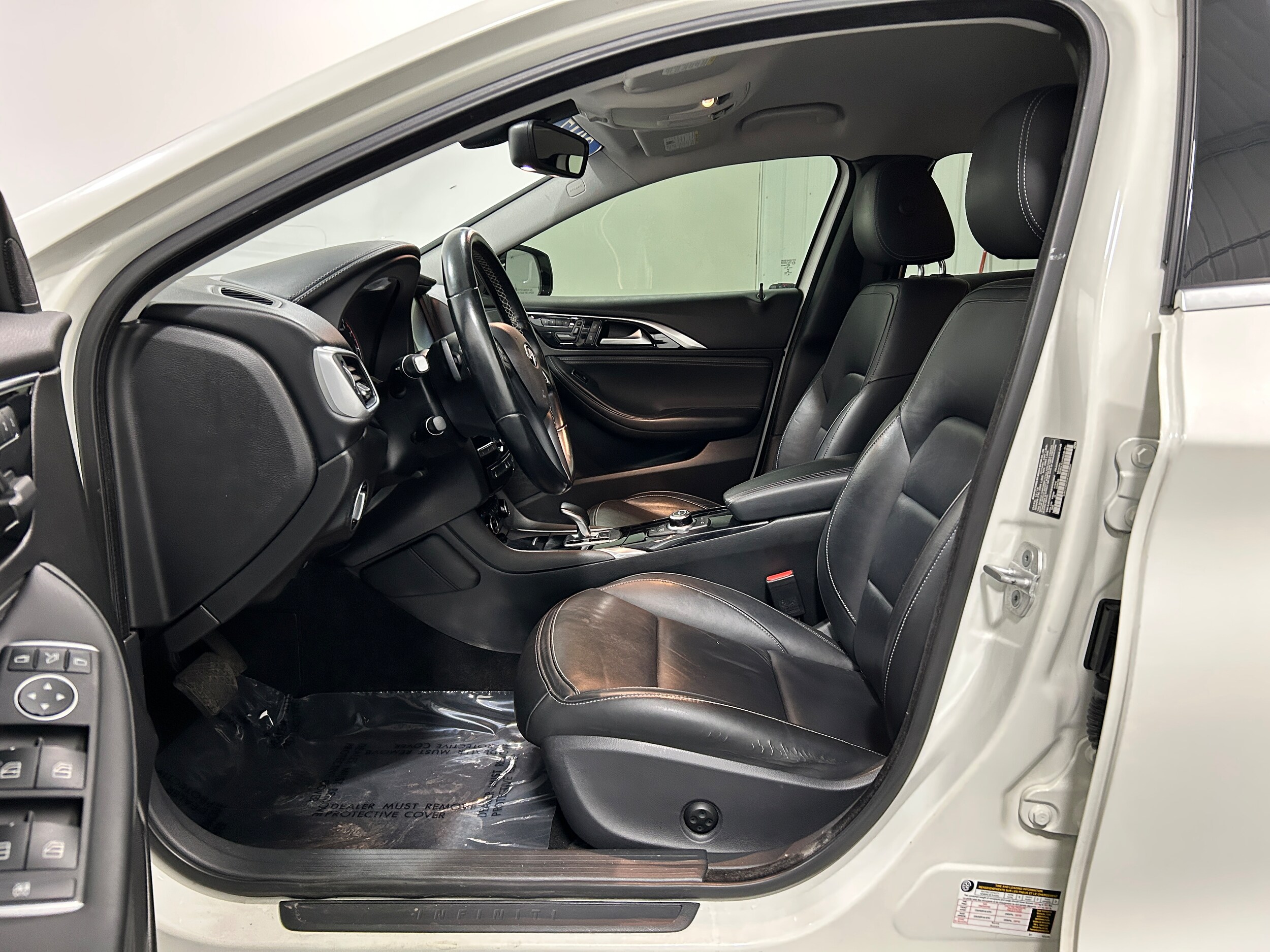 2017 Infiniti QX30 Luxury photo 3