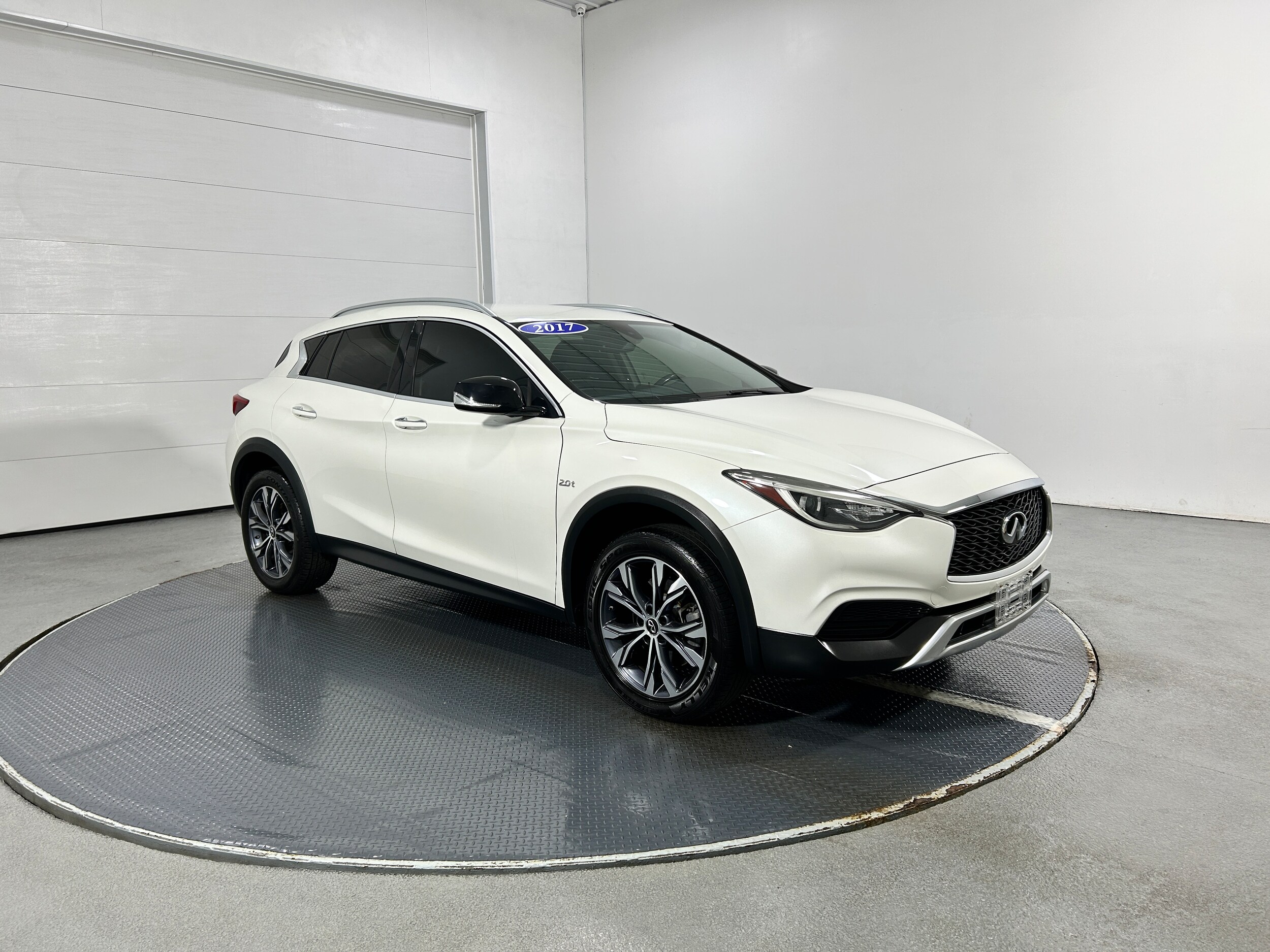 2017 Infiniti QX30 Luxury photo 2