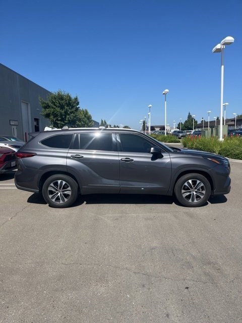 Certified 2022 Toyota Highlander XLE with VIN 5TDHZRAH6NS091930 for sale in Modesto, CA