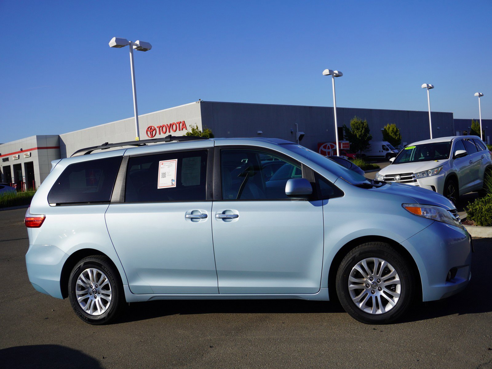 2017 Toyota Sienna Limited XLE Premium photo 4