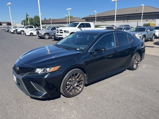 2018 Toyota Camry SE photo 2