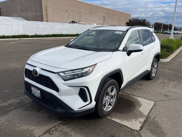 2025 Toyota RAV4 LE's photo