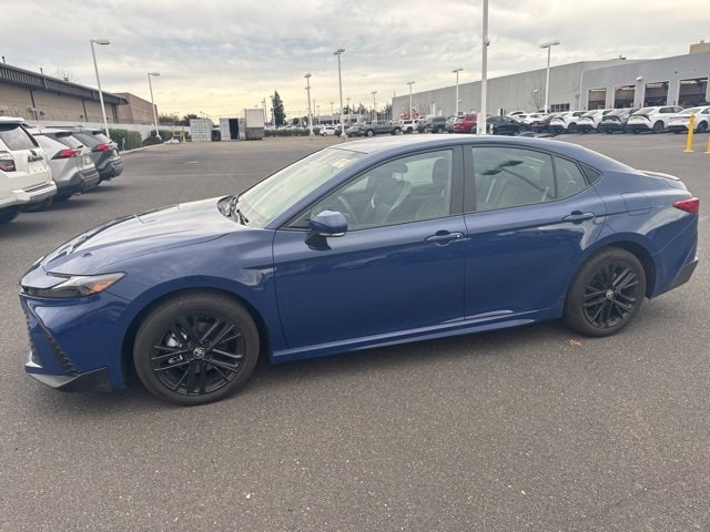 2025 Toyota Camry SE's photo