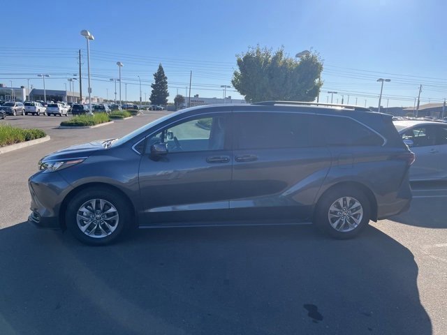 2025 Toyota Sienna LE photo 4